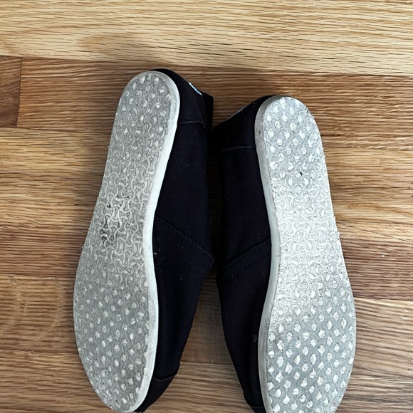 Women’s black Toms slip ons - Picture 3 of 5